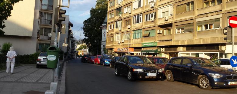 Asta înseamnă să fii mafiot? Să îți parchezi cu tupeu maşina la semafor pe Calea Victorei şi să pleci    