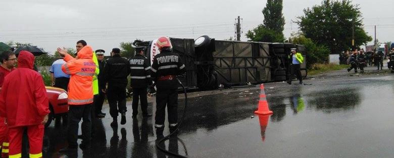 Încă o TRAGEDIE pe șoselele din România. Trei MORȚI și 20 de răniți, după ce un autocar plin cu turiști moldoveni s-a RĂSTURNAT în Brăila