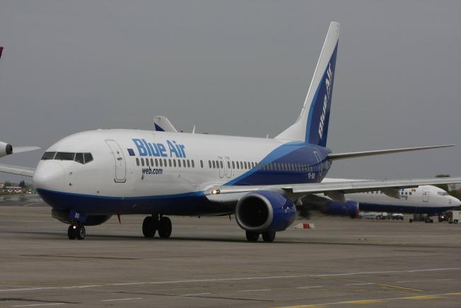 FOTO EXCLUSIV TVR. Un avion BlueAir care zbura pe ruta Napoli-Bucureşti a aterizat de urgenţă la Skopje