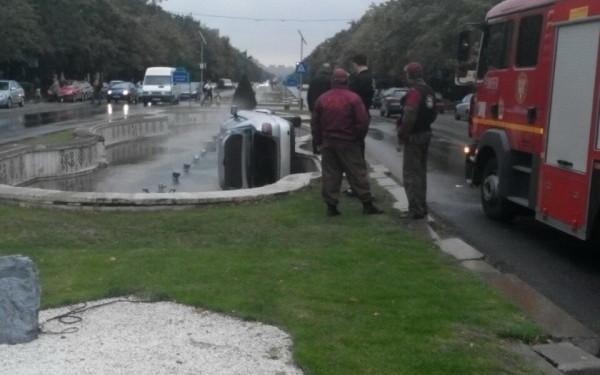 ULTIMA ORĂ. Un şofer a plonjat cu maşina fix în fântâna arteziană de pe Bulevardul Unirii. I-a fost testată şi alcoolemia   