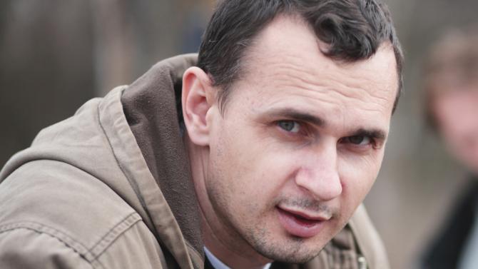 Regizorul ucrainean Oleg Sentsov, condamnat la 20 de ani de închisoare în Rusia. Ce a cântat în timpul sentinței (Video)