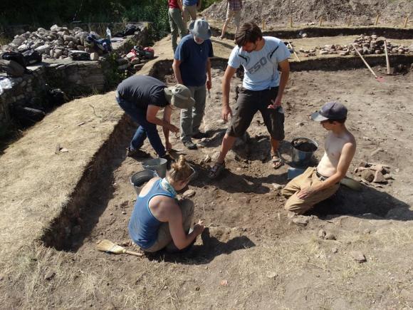 SENZAȚIONAL! Vezi cum arată urmele tălpilor unor copii care au trăit acum 2000 de ani în Ulpia Traiana Sarmizegetusa (FOTO)