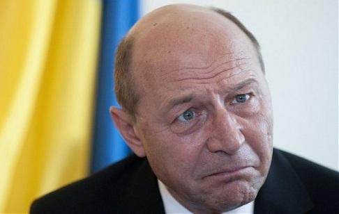 Băsescu, tot Băsescu. Fostul președinte spune că n-ar trebui să primim refugiați și dă exemplul...romilor