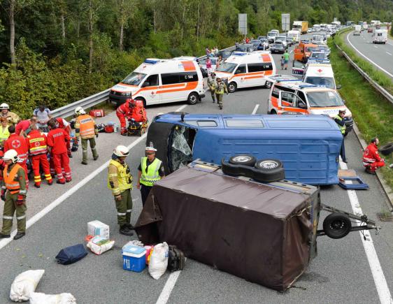 Microbuz românesc, răsturnat în Austria. Printre victime sunt și doi copii