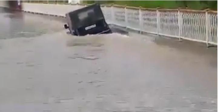 O baltă uriașă. O mașină 4x4. O întrebare: trece sau nu trece? (VIDEO)