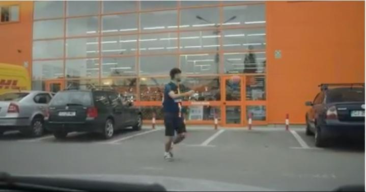 Simona Halep, ironizată pentru o reclamă. Un tip a început să bată mingea de un showroom Dedeman (VIDEO)