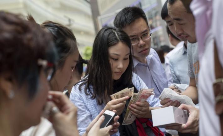 NEBUNIE. Chinezii au ajuns să doneze spermă pentru a cumpăra iPhone6s