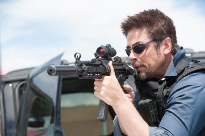 Premiera săptămânii. Benicio Del Toro joacă și regizează „Sicario: Asasinul”, un film despre lumea dură a drogurilor (VIDEO)