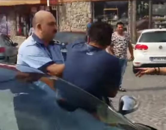 Lugoj. Scandal în stradă! Polițist, asaltat de un tânăr și de mama lui (VIDEO)