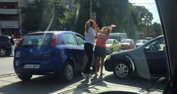 Două DOAMNE, șoferițe, s-au luat la bătaie în mijlocului unei intersecții circulate din București! (FOTO) 