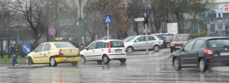 Trafic îngreunat de ploi, vânt puternic și polei. Cum se circulă pe drumurile din țară și unde sunt impuse restricții