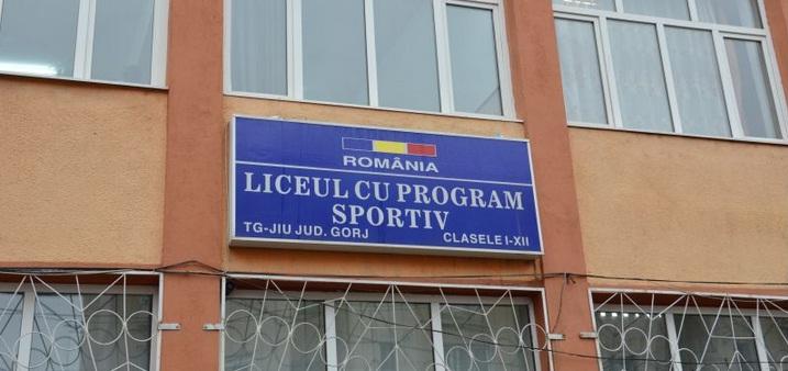 Incident șocant în Târgu Jiu. O elevă de 17 ani a fost ÎNJUNGHIATĂ de un coleg în curtea Liceului Sportiv 