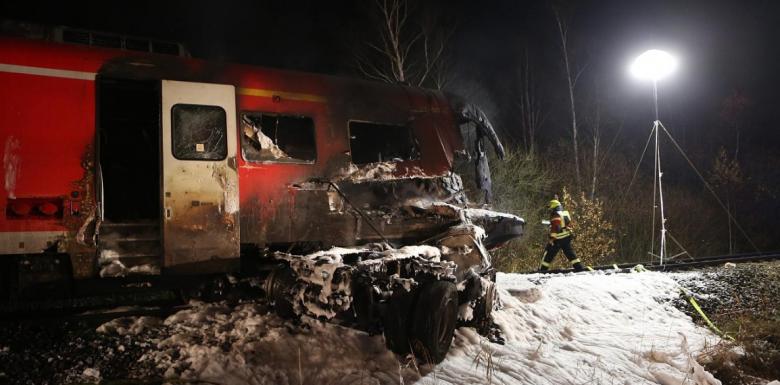 Tragedie în Germania. Un șofer român și-a pierdut viața, după ce camionul cu care transporta un vehicul militar a fost lovit de tren (VIDEO)