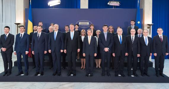 Dacian Cioloş a luat o hotărâre: fotografia de grup cu membrii Cabinetului va fi refăcută. Domnilor, un pas în spate! 