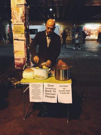 Un refugiat sirian găteşte în fiecare sâmbătă pentru oamenii fără adăpost din Berlin