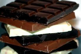 Ciocolata: Albă şi cu lapte, mai dulce, neagră, bogată în antioxidanţi, magneziu, fibre, dar mai săracă în zahăr