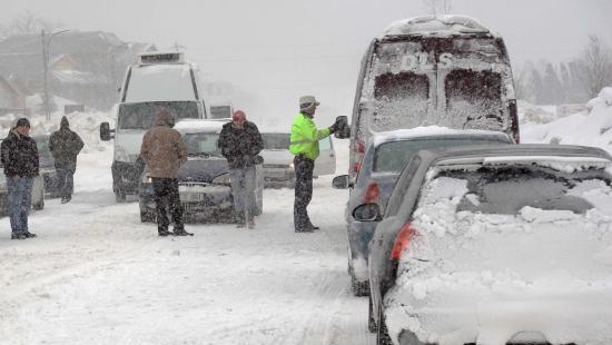 Trafic îngreunat în Capitală, din cauza zăpezii. Vezi cum se circulă, la această oră, pe drumurile din țară