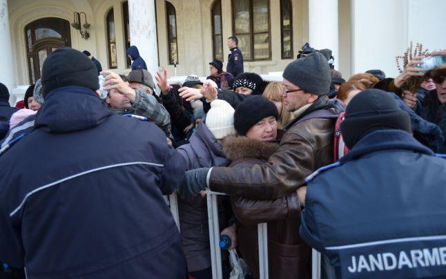 Românii au dărâmat gardurile spre sticlele cu Aghiasmă Mare. Mitropolitul Ardealului: Împărăția Cerului se ia cu năvală, dar nici chiar așa