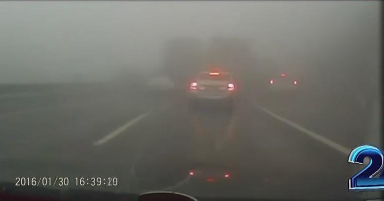 Înregistrarea TERIBILULUI ACCIDENT din Slovenia. Zeci de mașini se transformă, în câteva secunde, într-un morman de fiare vechi (VIDEO)