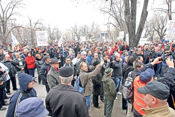 Proteste de amploare în fața Ministerului Mediului. Patronatele și sindicatele din industria alimentară își strigă nevoile