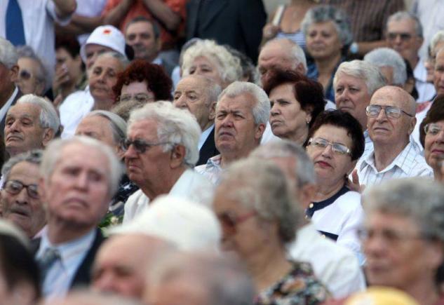 ȊȚi STĂ MINTEA-N LOC! Pentru că nu mai suportă atîta demnitate, pensionarii cer reducerea masivă a pensiilor!