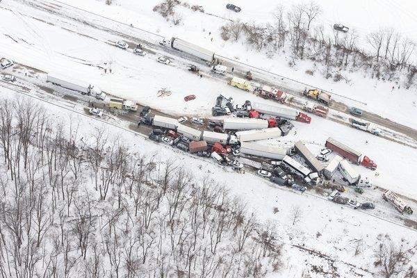 CARAMBOL în SUA.  Trei morţi şi zeci de răniţi într-un accident în lanţ cu 50 de mașini 