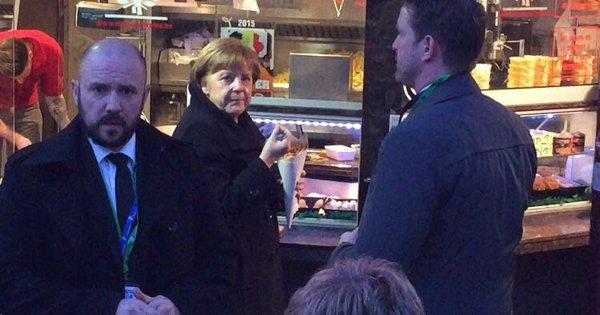 Angela Merkel a poftit la cartofi prăjiţi cu sos picant (VIDEO)