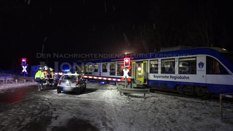 O româncă de 18 ani a intrat cu mașina într-un tren în Germania