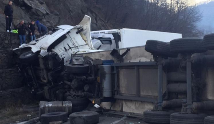 Accident grav pe DN7. Traficul este BLOCAT TOTAL între Râmnicu Vâlcea şi Sibiu