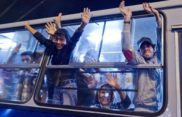 E OFICIAL: a ajuns primul lot! Cel mai mic refugiat care a sosit astăzi în România are şapte luni 