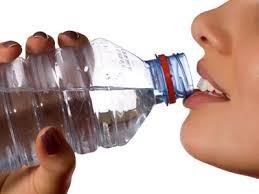 O metodă simplă și ieftină de a slăbi: a bea apă!