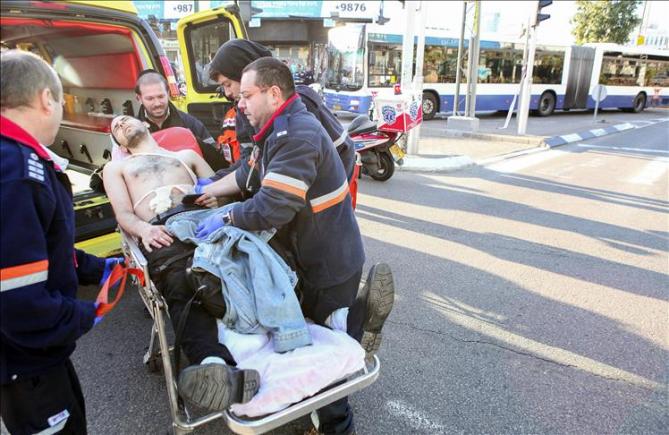 Un mort și nouă răniți în stare gravă, după ce un bărbat a înjunghiat mai multe persoane la Tel Aviv