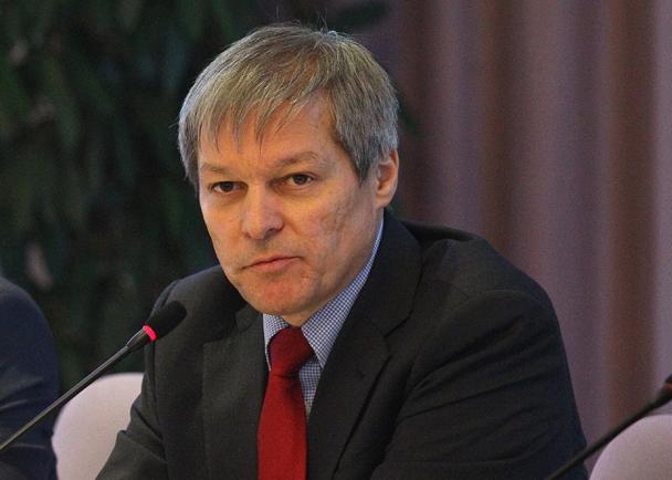 Cioloș vine azi în Parlament. Premierul dă explicații cu privire la schimbarea prefecţilor