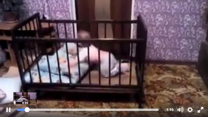 Un bebeluș evadează din țarc printr-o serie de manevre UIMITOARE
