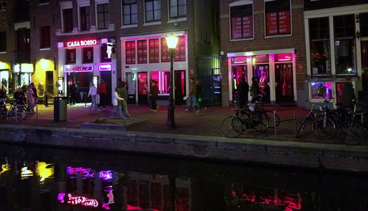 Poveștile unui blogger despre fetele din vitrinele Districtului Roșu din Amsterdam