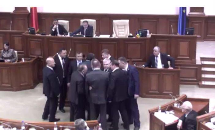 VIDEO. Încăierare în Parlamentul de la Chişinău. Socialiştii şi liberalii s-au jignit şi îmbrâncit după discursul lui Ghimpu