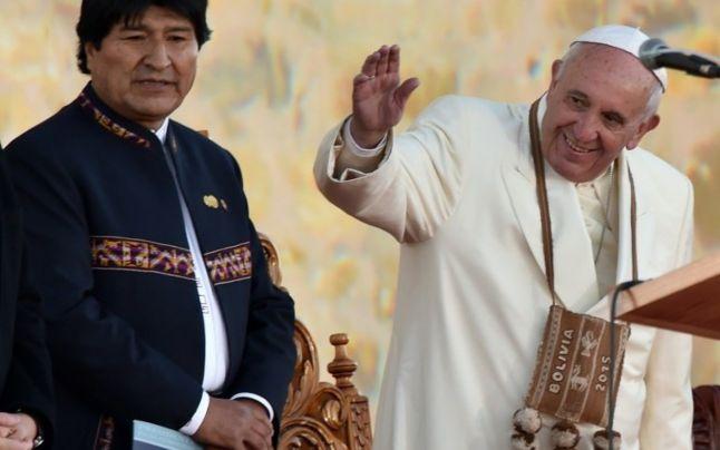 Președintele bolivian i-a sugerat papei Francisc să mestece frunze de coca