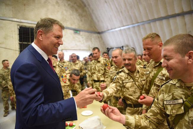 Ce le-a spus Iohannis militarilor români din Afganistan