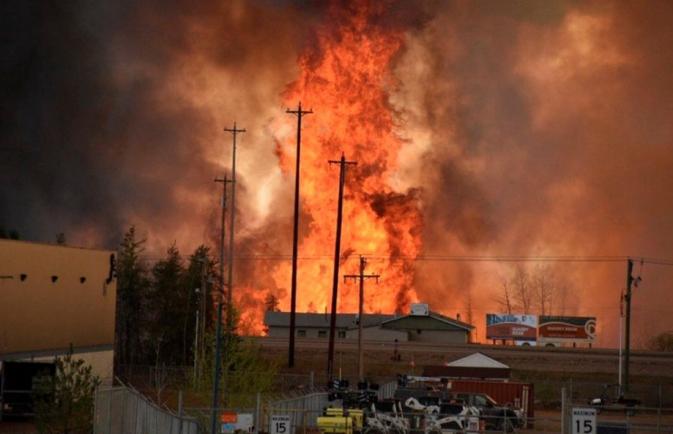 Canada se confruntă cu cea mai mare operaţiune de evacuare! 100.000 de oameni fug din calea flăcărilor (VIDEO)