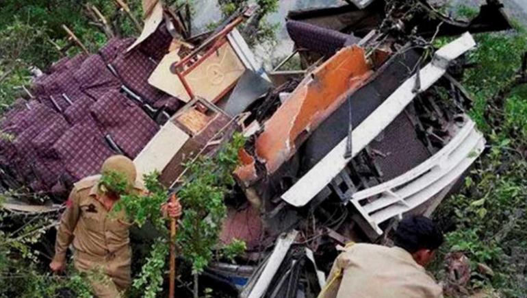 Încă un ACCIDENT CUMPLIT în India. 17 morți și zeci de răniți, după ce un autobuz a căzut de pe un pod (VIDEO)