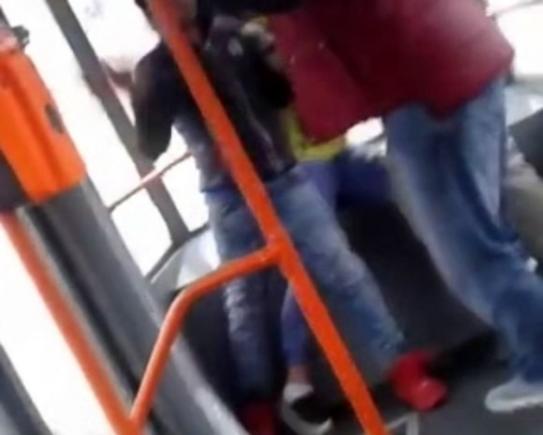 VIDEO. Viaţa bate RATB-ul: scandal, pumni şi cuţite din cauza manelelor în tramvaiul 41