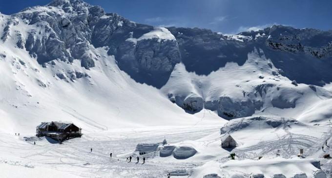 Riscul de avalanșe la Bâlea Lac și la Vârful Omu este de gradul patru din cinci și zăpada continuă să cadă
