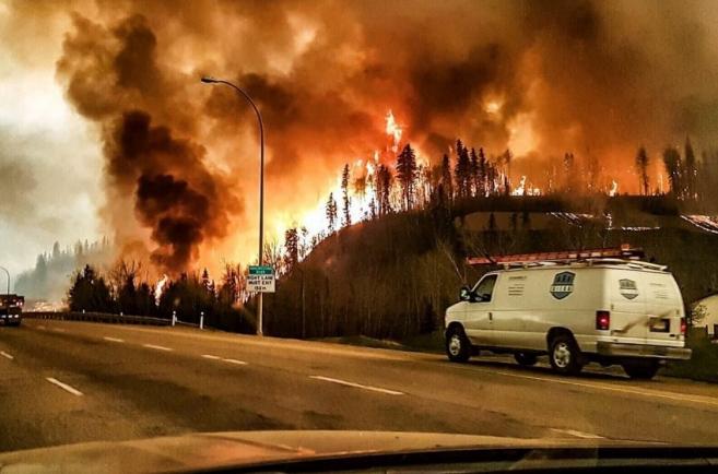 Catastrofa din Canada ia amploare. Incendiul a ars din temelii 20% din orașul Fort McMurray (VIDEO)