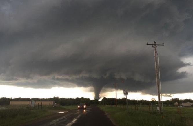 Prăpăd în Oklahoma. Mai multe TORNADE violente au ucis doi oameni și au distrus zeci de case (VIDEO)