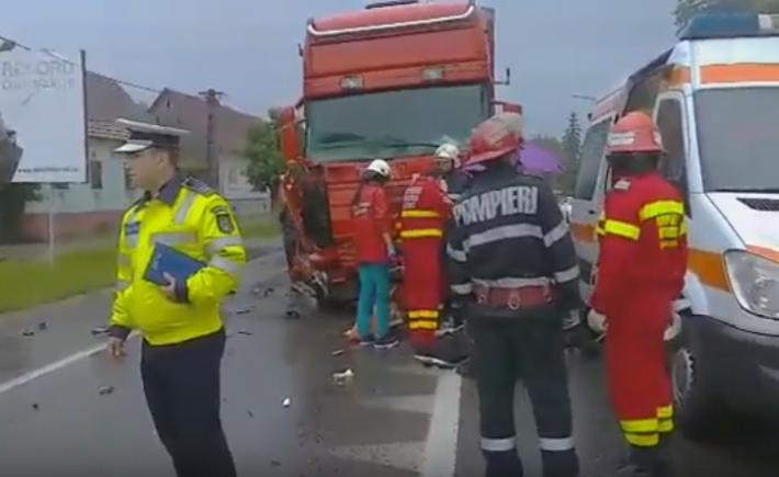 VIDEO. Accident groaznic pe DN17: Un mort și șapte răniți, după ce un TIR a izbit un microbuz plin cu pasageri