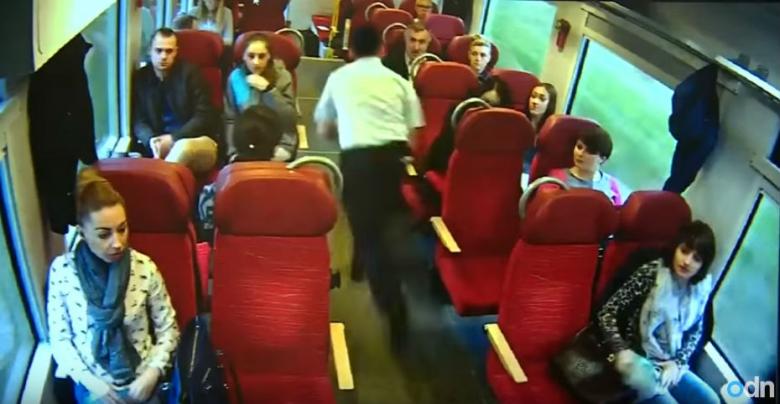 Momentul în care conductorul o ia la fugă prin vagoane, avertizând pasagerii că trenul se va ciocni! (VIDEO)