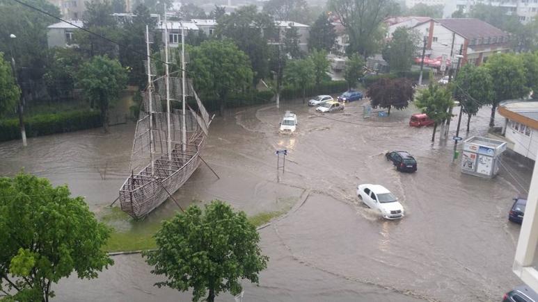 Prăpăd în Mangalia, după ploile torențiale. Portul Turistic a fost inundat (VIDEO)