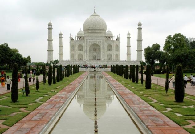 Celebrul Taj-Mahal, sub asediul insectelor. Specialiştii sunt în alertă 