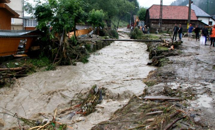 Alertă de INUNDAȚII și VIITURI în 7 județe. Ce zone vor fi afectate în următoarele 12 ore