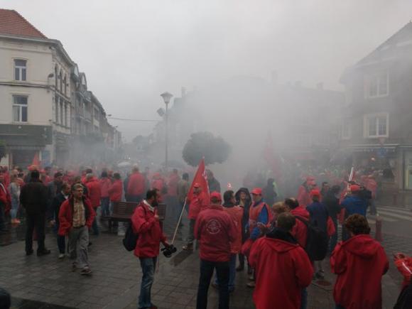 ”Gata cu sacrificiile noastre, pentru binele vostru!” 12.000 de oameni, în stradă 